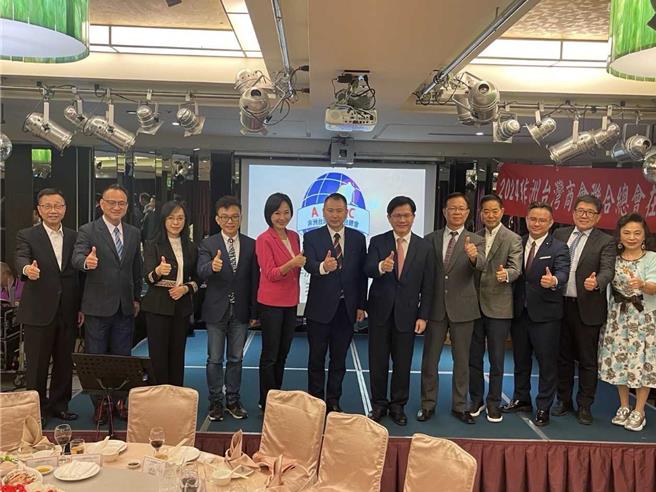 外交部長林佳龍24日晚間出席「非洲台灣商會聯合總會」（非總）在台聯誼會舉辦的「非洲之夜」活動。（外交部提供）