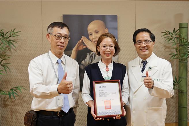 台铁列车意外，由台铁公司东区营运处副处长许民杰(左)致赠感谢状给专科护理师简晓婷(中)，右为林欣荣院长。（慈济医院提供／王志伟花莲传真）