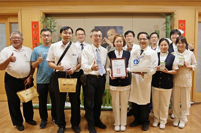 东区营运处副处长许民杰(左五)与陈俊良(左三)等人到花莲慈院致意。（慈济医院提供／王志伟花莲传真）