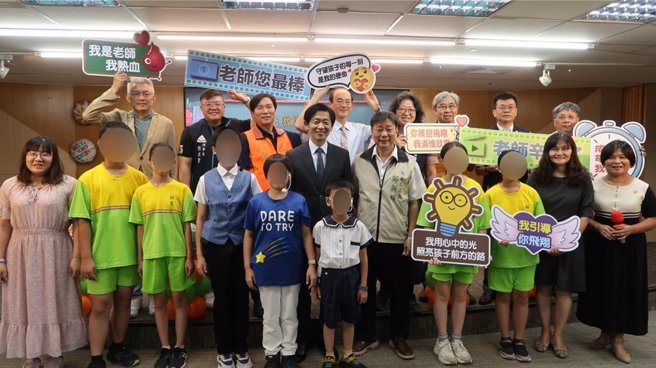 「教师节快乐！」祝福声此起彼落，然而许多教师在工作岗位上，其实并不快乐。图为台南市教育局庆祝教师节。（曹婷婷摄）