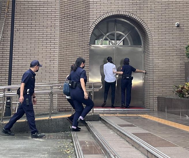 1岁多男童剀剀遭刘姓保母姊妹动辄打骂、裸体罚站、身体塞入水桶等方式虐死，涉嫌妨害幼童自然发育等罪，但2人声请不经由国民法官参与审判，台北地方法院25日提讯她们（穿白衣）审理后，再作成裁定。（林伟信摄）