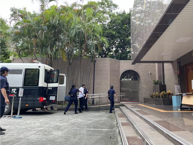 1岁多男童剀剀遭刘姓保母姊妹动辄打骂、裸体罚站、身体塞入水桶等方式虐死，涉嫌妨害幼童自然发育等罪，但2人声请不经由国民法官参与审判，台北地方法院25日提讯她们（穿白衣）审理后，再作成裁定。（林伟信摄）