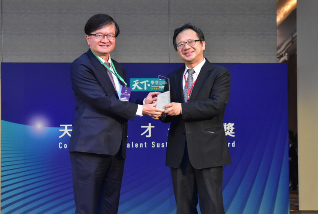 长庚决策委员会主委程文俊（左）亲自领奖，右为国发会副主委詹方冠。（长庚医院提供）