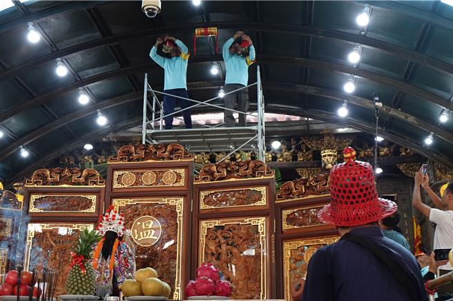 东港东隆宫25日举行上梁仪式，东隆宫在迎王期间化身代天巡狩千岁爷驻跸的行馆代天府。（罗琦文摄）