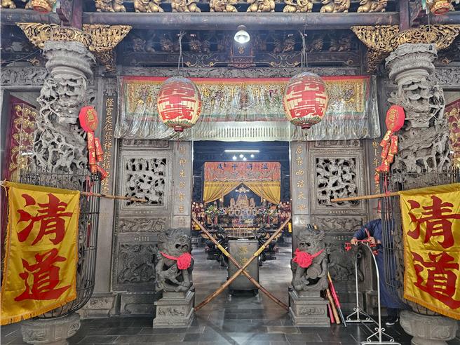 东隆宫中门及龙虎门用班头的板杯交叉，由班头负责看护、守卫，閒杂人等都不得随便进入。（罗琦文摄）