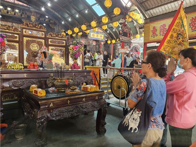 开基温府二千岁请至庙埕拜亭安奉，一般信眾在迎王期间不进入东隆宫内参拜。（罗琦文摄）