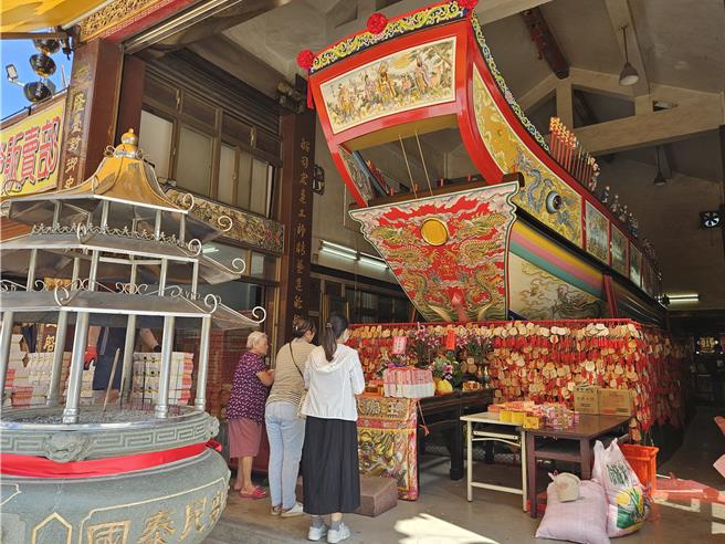 王船停驻在东隆宫旁，待迁船遶境、10月5日清晨送王烧王船。（罗琦文摄）