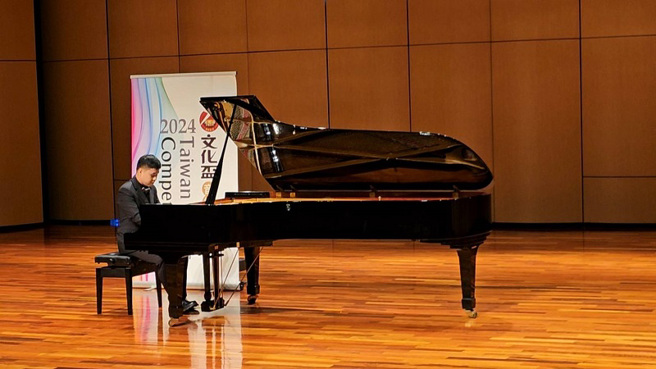 演奏第8号钢琴奏鸣曲作品13第一章乐曲。(照片/台钢科技大学提供)