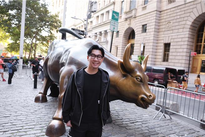 品冠在华尔街与铜牛雕像合影。（种子音乐提供）