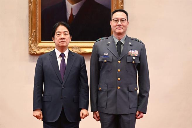 总统赖清德肯定吕文元少将督导陆军完成各项演习专案，并且完成金防部战车换装的部署和规划。（总统府提供）