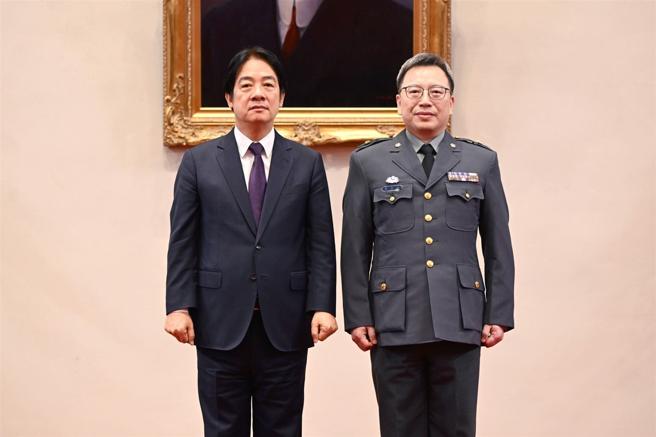 总统赖清德肯定蔡宜廷少将在三军总医院副院长任内，协助指导重大突发医疗协处作业，也参与SNQ国家品质标章的审查工作。（总统府提供）