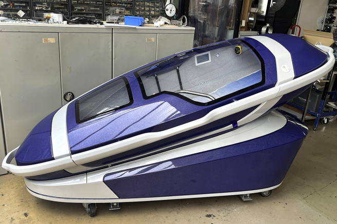 瑞士Sarco安乐死胶囊座舱23日首度启用，酿成1名64岁妇人死亡，瑞士当局逮捕多人。（美联社）