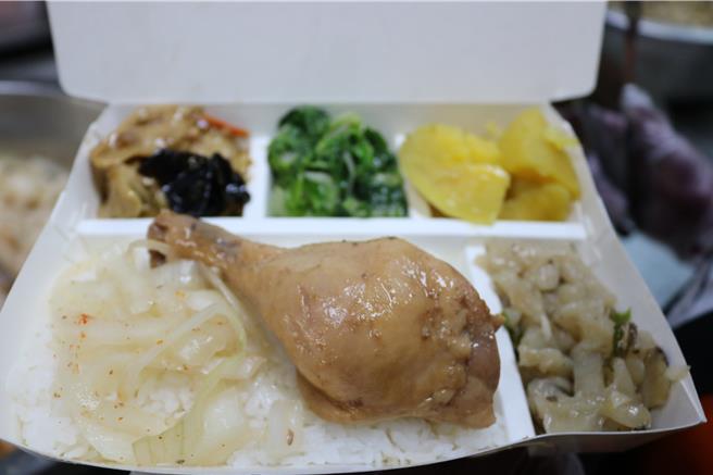 弘道台中服务处针对让长辈「吃得下、吃得够、吃得均衡」3大原则，设计银髮族菜单，主菜没有刺、没有骨头，叶菜类固定切1公分，米饭的部分会煮得较软，希望长辈吃得健康。（冯惠宜摄）