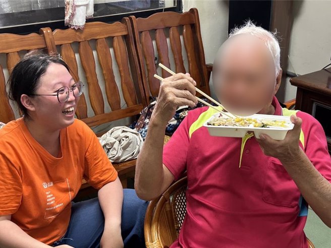 弘道老人福利基金会台中服务处致力于弱势长辈送餐服务，服务台中地区近350位长辈，1年送出超过8万个便当。（冯惠宜摄）