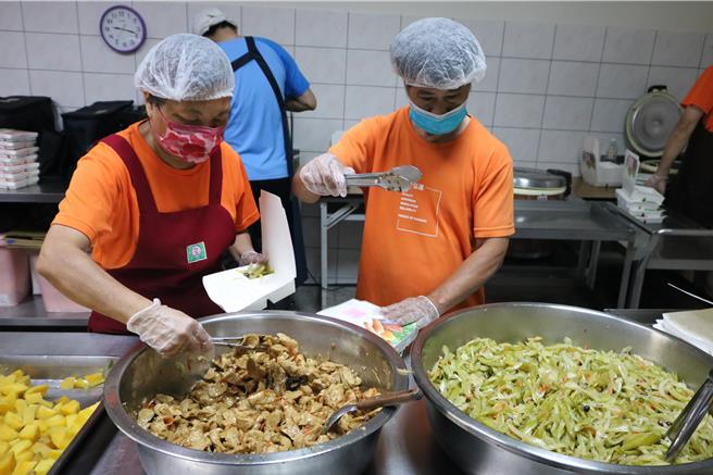 弘道老人福利基金会台中服务处致力弱势长辈送餐服务，聘请营养师设计银髮族菜单，成立中央厨房，由专业厨师烹煮料理。（冯惠宜摄）