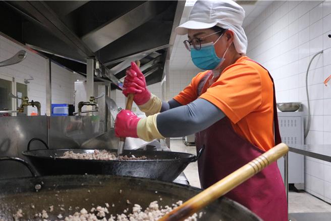 弘道老人福利基金会台中服务处致力弱势长辈送餐服务，聘请营养师设计银髮族菜单，成立中央厨房，由专业厨师烹煮料理。（冯惠宜摄）