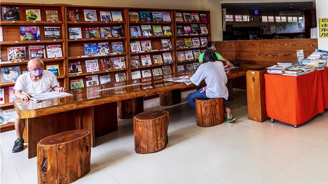 新竹縣文化局辦理「圖書館滿意度問卷調查」開跑，希望蒐集民眾對於館藏資源、館舍空間與環境等建議意見，民眾在線上填問卷，有機會抽到電子紙閱讀器等獎品。（羅浚濱攝）