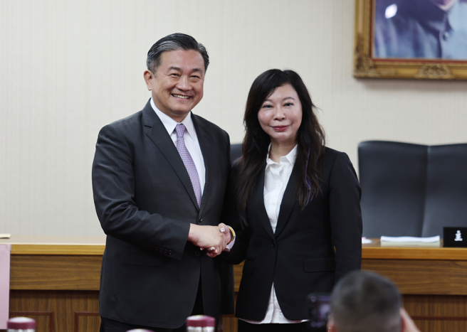 立法院各委员会召委选举，外交及国防委员会由民进党立委王定宇（左）、民眾党立委林忆君（右）担任召委。（姚志平摄）