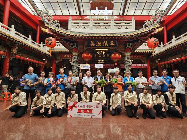 头份市公所25日上午在头份义民庙举行「头份市2024年度教师节庆祝大会暨大成至圣先师圣诞祭典」，头份市长罗雪珠致赠校长及头份市各学校及幼儿园教师节礼券。（头份市公所提供／谢明俊苗栗传真）