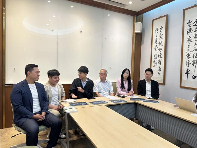 EdYouth协会等教育团体今天召开共同记者会，呼吁政府给教师多一点支持，以迎接教师节。（EdYouth协会提供／林志成台北传真）