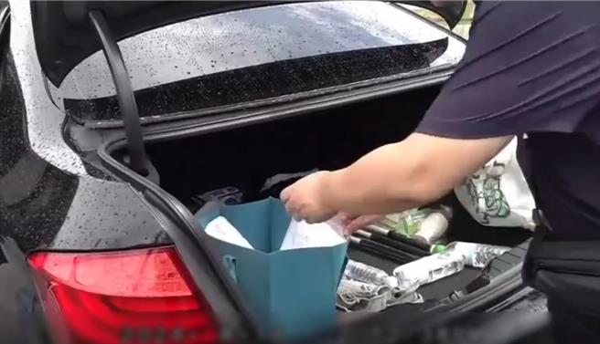 台中市警局刑警大隊查獲竹聯幫明仁會李姓男子為首的暴力討債集團，李經營地下賭場，因租金及賭資等糾紛，唆使小弟恐嚇被害人追討債務，強押迫簽本票，警方日前拘提李等7人，查獲現金133萬餘元、球棒一批，依違反《組織犯罪防制條例》及妨害自由、恐嚇取財等罪嫌送辦。（警方提供／陳淑芬台中傳真）