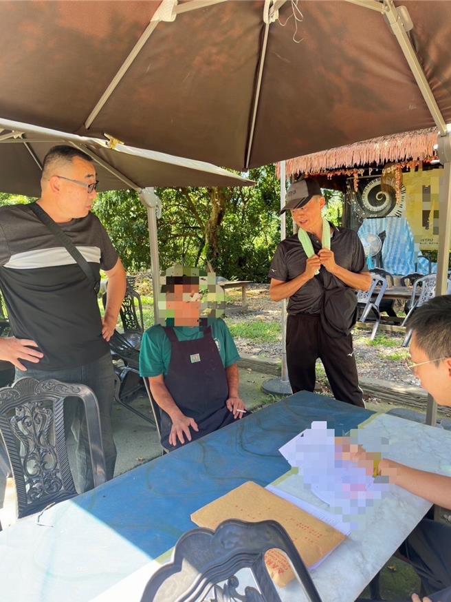 嫌犯（中）到案後聲稱當時是為了趕路邊的野狗才開槍，並沒有要傷人。（中埔分局提供／呂妍庭嘉義傳真）