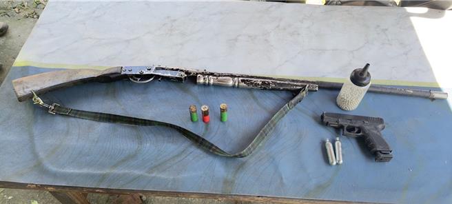 警方昨(24)日持搜索票前往查緝，當場在嫌犯家中查獲犯嫌及犯案槍枝等物。（中埔分局提供／呂妍庭嘉義傳真）