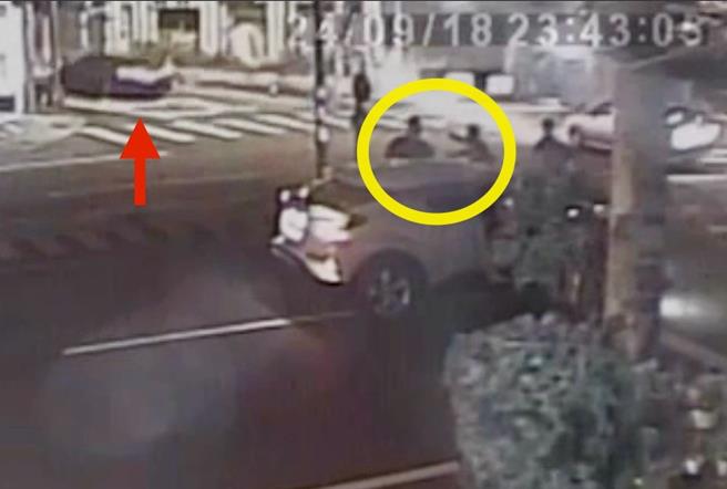 遭包夹的黑车（红箭头）趁隙逃逸，白车上乘客（黄圈）朝黑车至少开了5枪，黑车上有5处弹孔，所幸没有人受伤。（民眾提供／杨静茹南投传真）