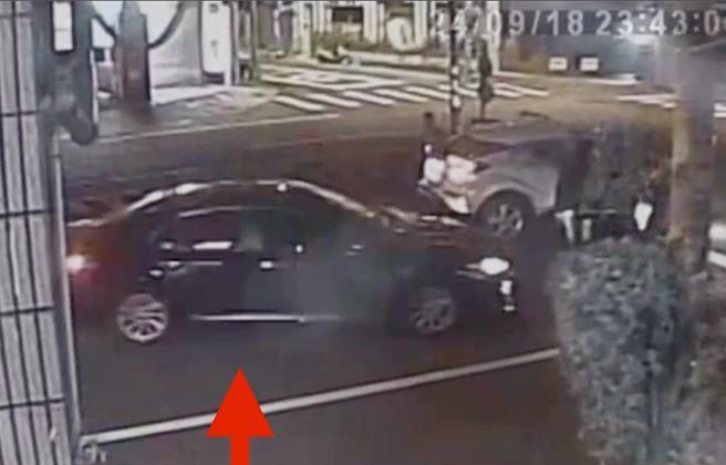 黑色车辆遭白车包夹，白车上乘客下车欲教训对方。（民眾提供／杨静茹南投传真）