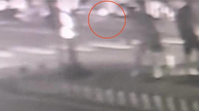 白车的其中1名乘客愤而朝黑车开5枪，监视器拍下枪口火焰。（民眾提供／杨静茹南投传真）