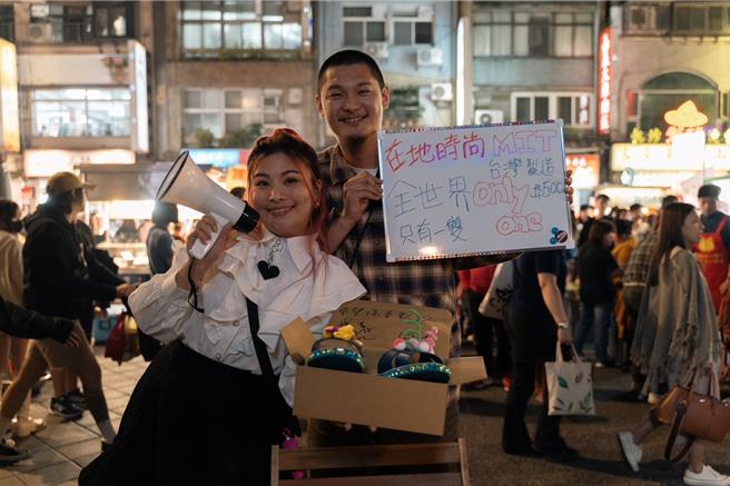 Leo王（右）和董仔在夜市叫卖。（公视台语台提供）