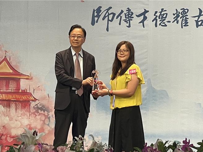 中原國小主任王宣驊（右）獲師鐸獎表揚。（呂筱蟬攝）