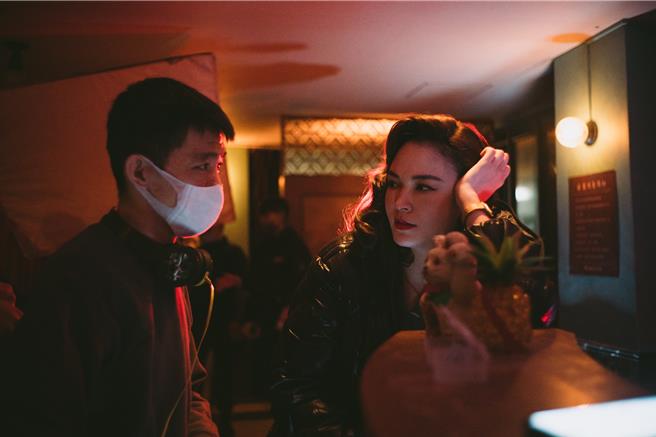 导演徐汉强（左）拍摄电影《鬼才之道》，在国际影展获奖无数。（牵猴子提供）