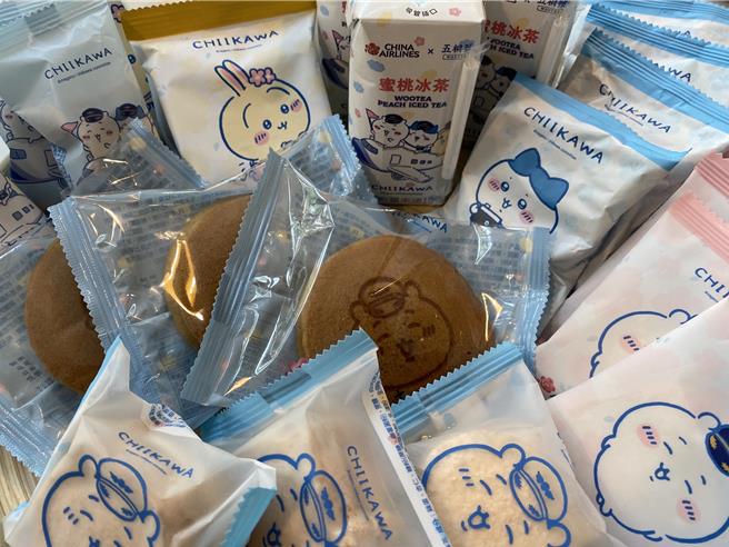 中华航空携手知名手摇品牌「五桐号」，与高人气的「吉伊卡哇」联名，推出独家机上甜点、饮品、冰淇淋等，未来1年在全航线、全舱等都吃得到。（陈佑诚摄）