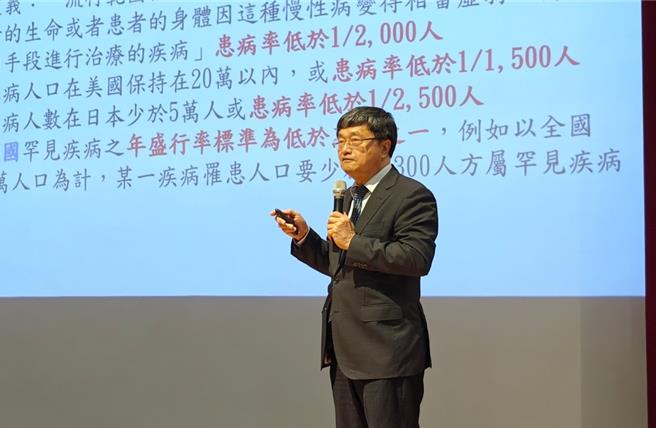 高雄医学大学讲座教授钟育志24日到高雄大学主讲「在逆境中拥抱希望：罕见病友的生命启迪」，分享治疗脊髓性肌肉萎缩症的心得。（高雄大学提供／林瑞益高雄传真）