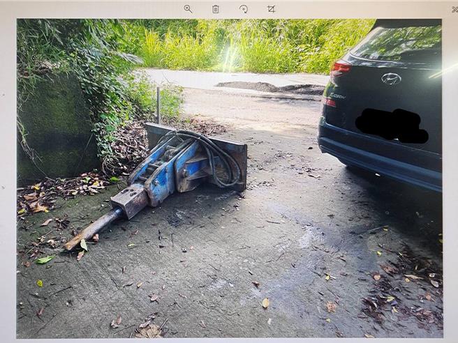 挖土机钻头任意放在产业道路上，恰好被警车撞个正着。（民眾提供／宝智华台南传真）