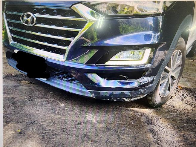 警车左前车头毁损。（民眾提供／宝智华台南传真）