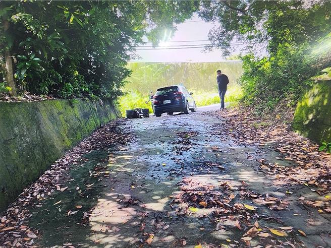 产业道路的高低差让开车警员看不到路旁的挖土机钻头。（民眾提供／宝智华台南传真）