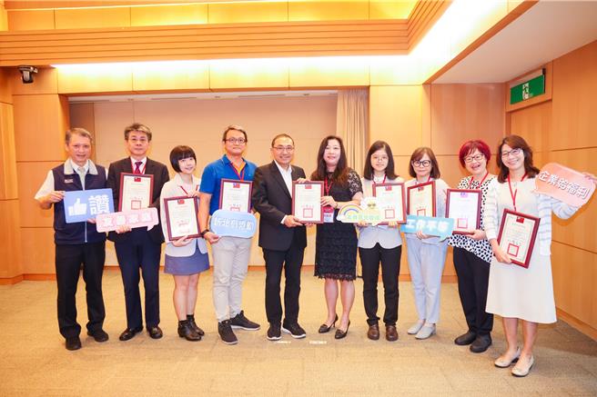 新北市勞工局執行「獎勵企業辦理友善家庭暨工作平等措施」計畫，今年共38家企業通過審查，總計辦理69項友善措施，受惠勞工將近2萬2千人次，今（25）日新北市長侯友宜在市政會議上表揚辦理2項以上友善措施的17家幸福企業。（新北市勞工局提供）