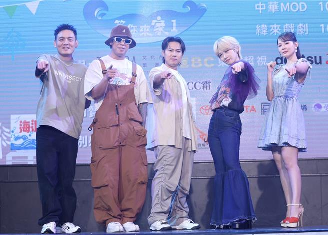 春风（左起）、健志、洋葱、Lulu、林莎25日一同出席记者会。（陈俊吉摄）