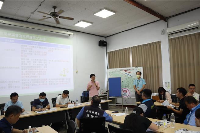 台水第3區處25日辦理鳳山溪流域自來水水質水量保護區畫設座談會，向民眾說明畫設原因，以及畫設後帶來的益處。（邱立雅攝）