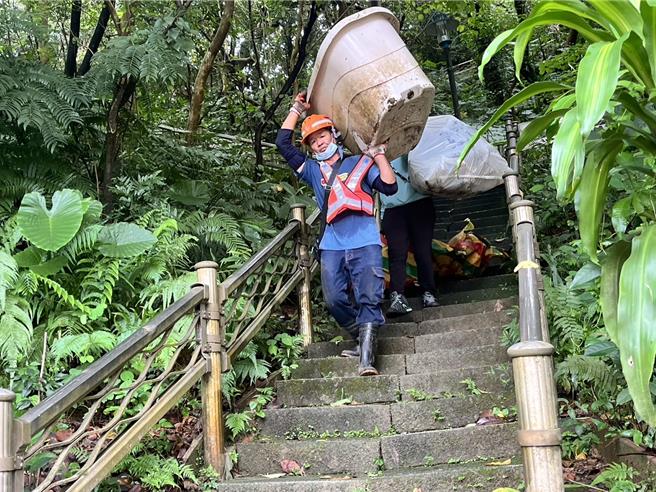 新北市卫生局今（25）日下午公布，新北市新增2例本土登革热病例，为中和区51岁男及71岁男，于潜伏期间曾有高风险场域中和区三介庙活动史。发病日皆为9月18日，就医通报送验后确诊，皆已康復，目前匡列2名接触者皆无症状，持续密切监测。（新北市卫生局提供）