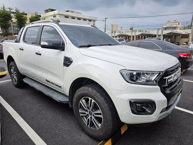 當時同款同色，連車牌都一樣的皮卡，就這樣很巧的都開進監理站，原來其中一輛懸掛的是假車牌。（翻攝畫面）