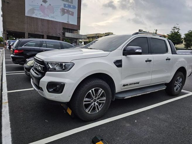 當時同款同色，連車牌都一樣的皮卡，就這樣很巧的都開進監理站，原來其中一輛懸掛的是假車牌。（翻攝畫面）