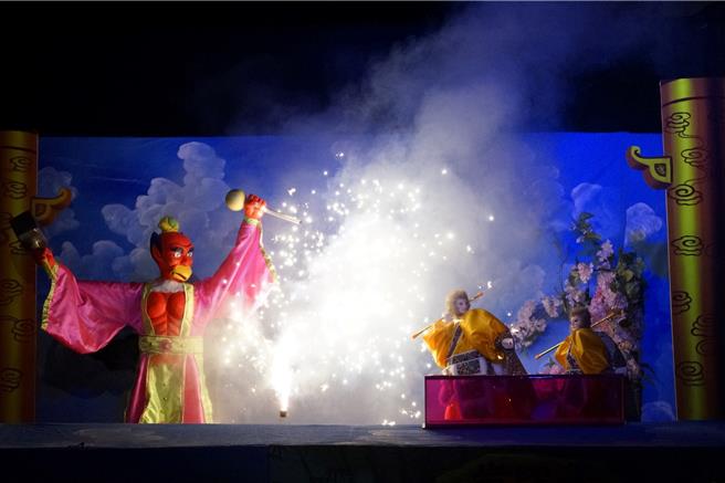 「雲林國際偶戲節」為鼓勵年輕人參與，特別規畫「青年金掌獎」，26日起在虎尾鎮同心公園競技，25日雲林縣政府文觀處表示「青年金掌獎」參賽藝師有年輕化趨勢，今年創下報名平均年齡20多歲紀錄。（雲林縣政府提供／張朝欣雲林傳真）