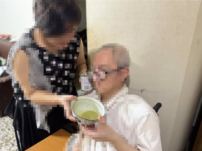 南台中家扶中心服務的家庭中，有一戶因父親車禍癱瘓，每天必須將食物磨成糊狀餵食。（南台中家扶中心提供）