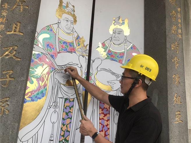 台北市定古蹟「学海书院」由彩绘匠师为门神彩绘进行「迭色」工序。示意图。（台北市文化局提供）