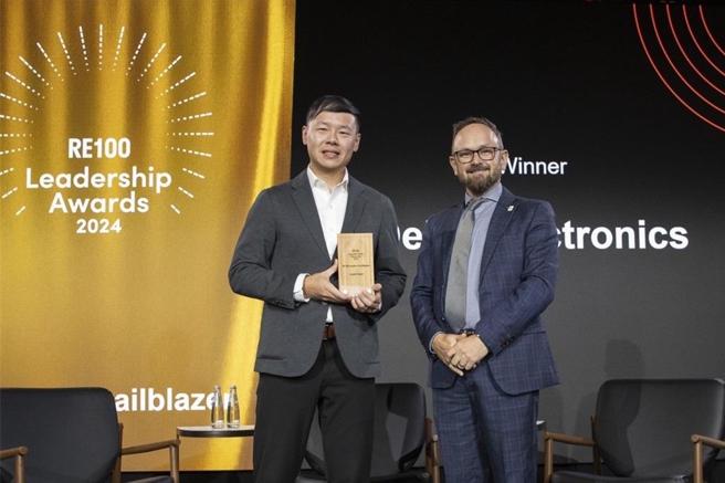 圖說：台達獲RE100領袖獎(RE100 Leadership Awards)的市場開拓者獎，由RE100主席Sam Kimmins（右）親自頒獎，台達美洲區ESG Manager Alex Liu代表領獎。（RE100提供）