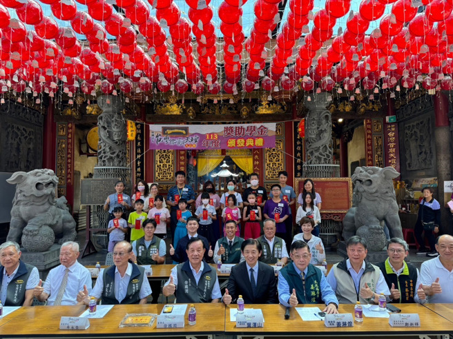 财团法人臺湾首庙天坛9月25日举办113年度的清寒奖学金颁发典礼。(照片/臺南市政府教育局提供)