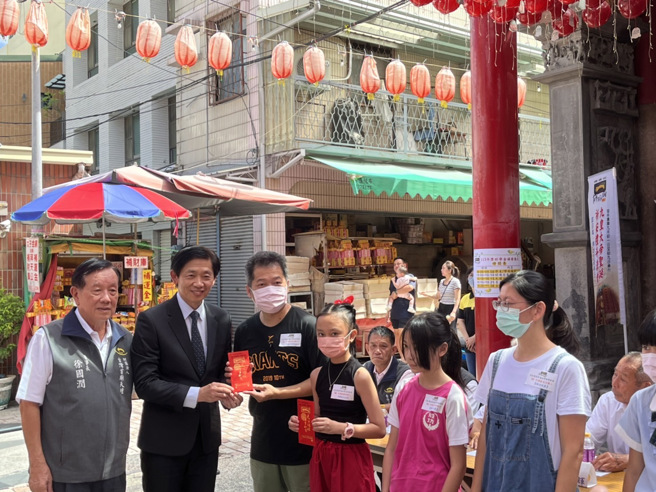 教育局局长郑新辉表示，感谢天坛针对弱势家庭与清寒弱势学生的关怀，每年一开学，9月都会发放清寒奖助学金。(照片/臺南市政府教育局提供)